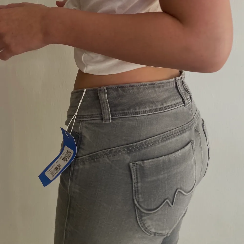 Grå lowaisted jeans från Pepe Jeans i strl 29/34 i modellen ”new brooke”💗💗 (sista bilden är lånad!!). Jeans & Byxor.