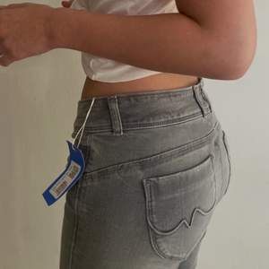 Grå lowaisted jeans från Pepe Jeans i strl 29/34 i modellen ”new brooke”💗💗 (sista bilden är lånad!!)