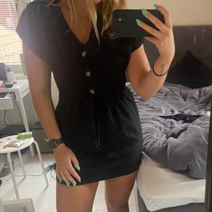 Svart klänning - Använd en gång, storlek XS från pull and bear!