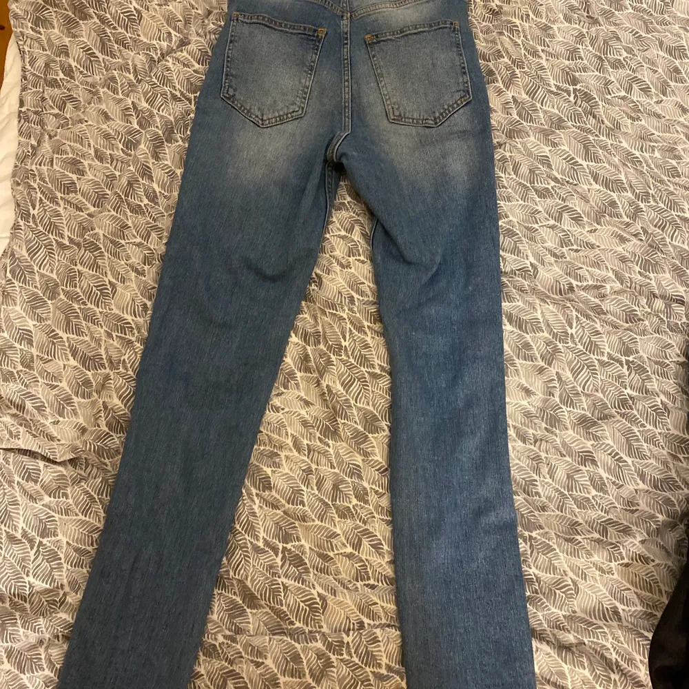 Säljer dessa fina jeans med hål i knäna pga att jag inte använder dom längre . Jeans & Byxor.