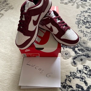 Nike Dunk Low Bordeaux - WTS - Nya/DS - Storlek EU 35.5/US 5W