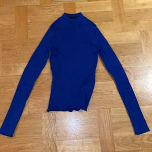 Säljer nu min fina gllittriga tröja från monki. Den är använd en eller två gånger så den är i ny skick. Säljer för att den är lite för tajt på mig. Men har en jätte härlig mörkblå färg.💗