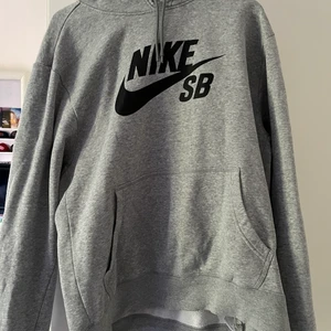 Nike Hoodie - Går Nike SB Hoodie. Skick 9/10. Storlek XL