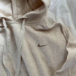 Hoodie - Beige hoodie med Nikelogga som jag själv har broderat. Passar storlek XS-S🤎