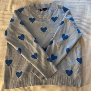 Super fin tröja som inte kommer till användning längre , från SHEIN , Ljusblå med mörkblåa hjärtan .💙💙 Storlek M/S . Kan skicka överallt men vi pratar priset på frakten isf 