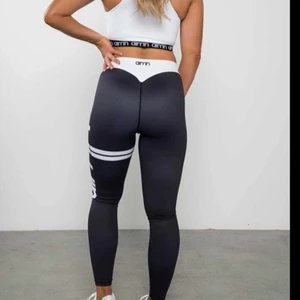 Aimn  - Aimn tights. Använd få gångner men fått en liten skada på ena knät (se bild 3) därav de låga priset. 