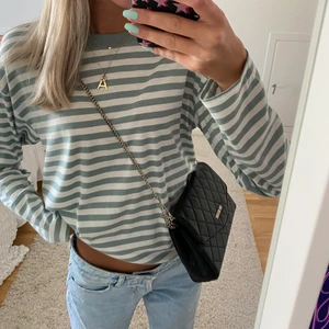 Long sleeve - Randig långermad tröja från monki, endast använd en gång! Så mjukt och skönt material! Ser lite grå ut men den är mer turkås💖 frakt tillkommer💞