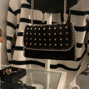 STELLA MCCARTNEY⭐️🎸💕 - Säljer nu denna skönhet!! Verkligen älskar denna väskan men har nu bestämt mig för att sälja den :) Vill se hur mycket folk kan ge för den! Buda från 500⭐️😋💕 