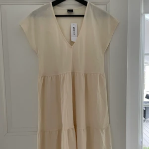 Klänning - Krämvit klänning i storlek XS ifrån GinaTricot. Aldrig använd. Frakt ingår inte i priset!☺️