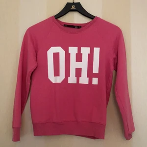 Rosa tjocktröja - En rosa tjocktröja med trycket OH!