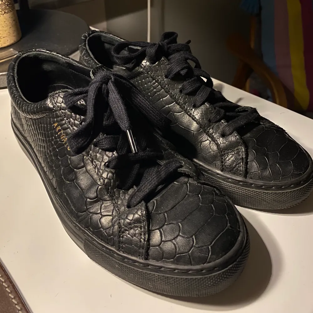 Axel Arigato snakeskin i storlek 37 i mycket fint skick! Säljer på grund av att de inte kommer till användning.   Kan mötas upp i Stockholm eller skicka med posten mot en avgift på 66kr! :). Skor.