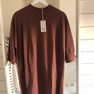 Stickad klänning från COS❤️ - Säljer min fina rostfärgade klänning från cos🌟 tyvärr aldrig använd eftersom den var lite för stor för mig🤪 startpris 100 sek eller bud i kommentarerna💓🥰 köparen står för frakten🎉❤️
