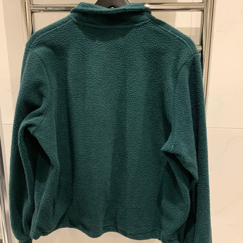 Grön fleece tröja från STAYi storlek M med en kort dragkedja och ficka, använd men i bra skick. Pris kan diskuteras. Frakt på 66kr tillkommer:). Hoodies.