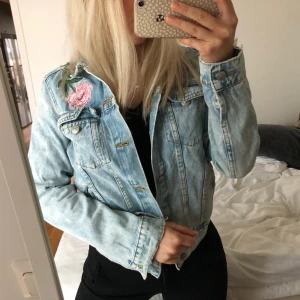 JEANSJACKA - Jeansjacka med detaljer