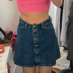 MONKI kjol - Blå jeanskjol med knappar