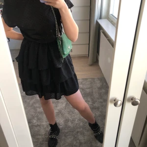 Svart klänning - Svart volangklänning från Gina tror jag! Sitter as snyggt på men använder inte längre💕Storlek S men passar M också