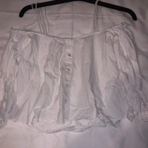 Off shoulder blus - Väldigt fin och unik blus med speciella detaljer vid axlarna, storlek S, finns i Halmstad men går att fraktas 