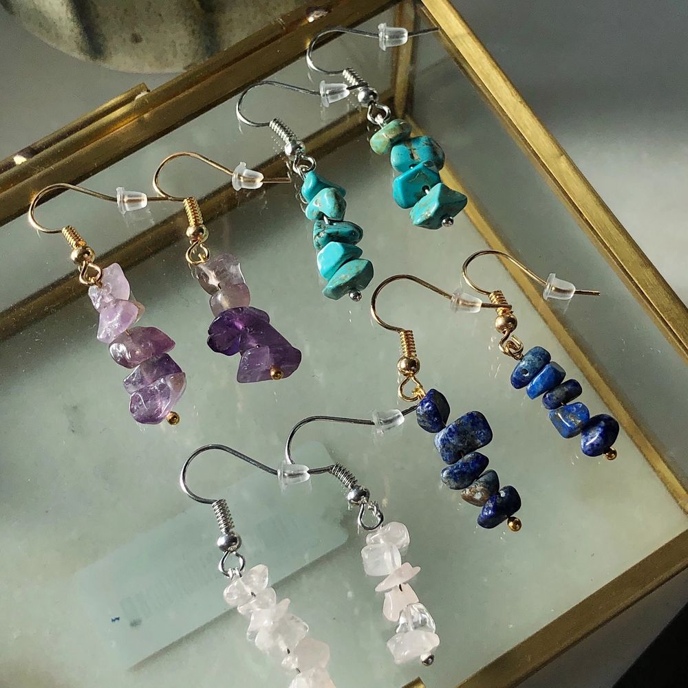 Egengjorda silver och guldfärgade örhängen med fina ädelstenar! Rosenkvarts, Jade, Ametist och Lapis lazuli är stenarna på bilden. Skriv privat om du vill veta stenarnas egenskaper🌟 Jag kan även göra örhängen ut efter hur du vill ha dem! 49kr/st eller två för 80kr. Accessoarer.