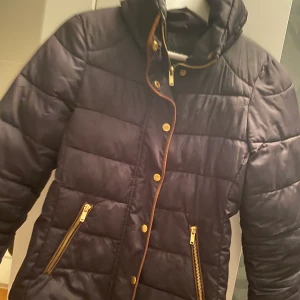 Vila jacka. - Dunjacka ifrån vila. Svart.