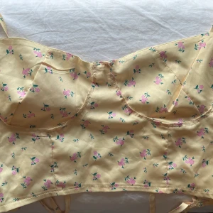 SÖT GUL-BLOMMIG TOPP  - jätte söt topp från SHEIN men kommer tyvärr inte till användning. Det finns snörning på ryggen, vilket gör att toppen passar allt från xs-m.