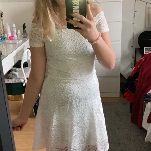 Vit spetts klänning - En vit spetts klänning från kapphal som är för liten för mig och i storleken 146💓 ( lite genomskinlig om man har mörka underkläder på sig ) nypris 150kr 💕 +använd några enstaka gånger