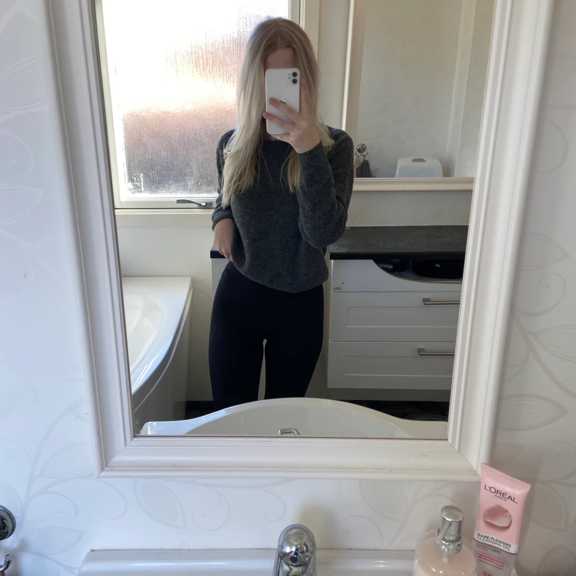 En mjuk mörkgrå tröja