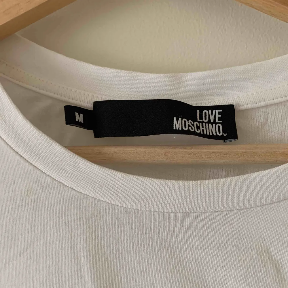 Jättesnygg vit t-shirt från Love Moschino, storlek M och köpt på Ibiza. Pris kan diskuteras. T-shirts.