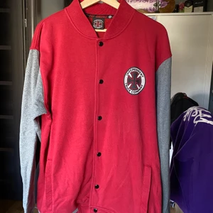 Independent trucks collage tröja - En collage tröja från skate märket independent trucks, tröjan är i stolek xl och är i användt skick, men inga defekter. 