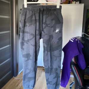 Nike mjukisar  - Nike mjukisar i stolek medium, byxorna är i använt skick men de finns inga defekter. 