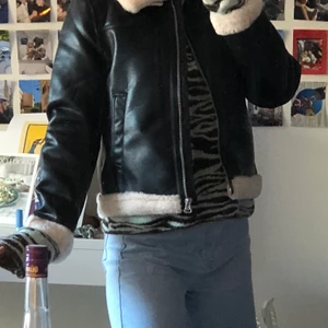 Skinnjacka  - Supersnygg skinnjacka som är lite tunnare! Helt oanvänd!