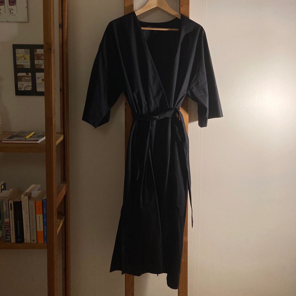 Svart/skiftande mörkblå kimono-inspirerad klänning från COS. Innerknäppning i tre lägen, och ytterknäppning, fungerar även fint öppen. Storlek XS men sitter oversized i modellen, sitter luftigt på mig som brukar bära S! Kan diskutera pris!. Klänningar.
