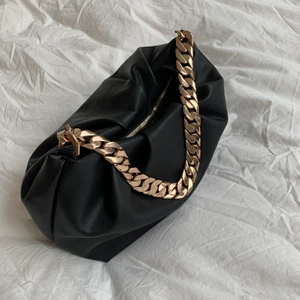 Väska i läder med guldkedja  - Säljer den här väskan med guldkedja från Mango. Äkta läder. Bottega inspirerad🖤 Perfekt skick, se bild 1 och 3. Säljer för 400 + spårbart frakt 66kr.