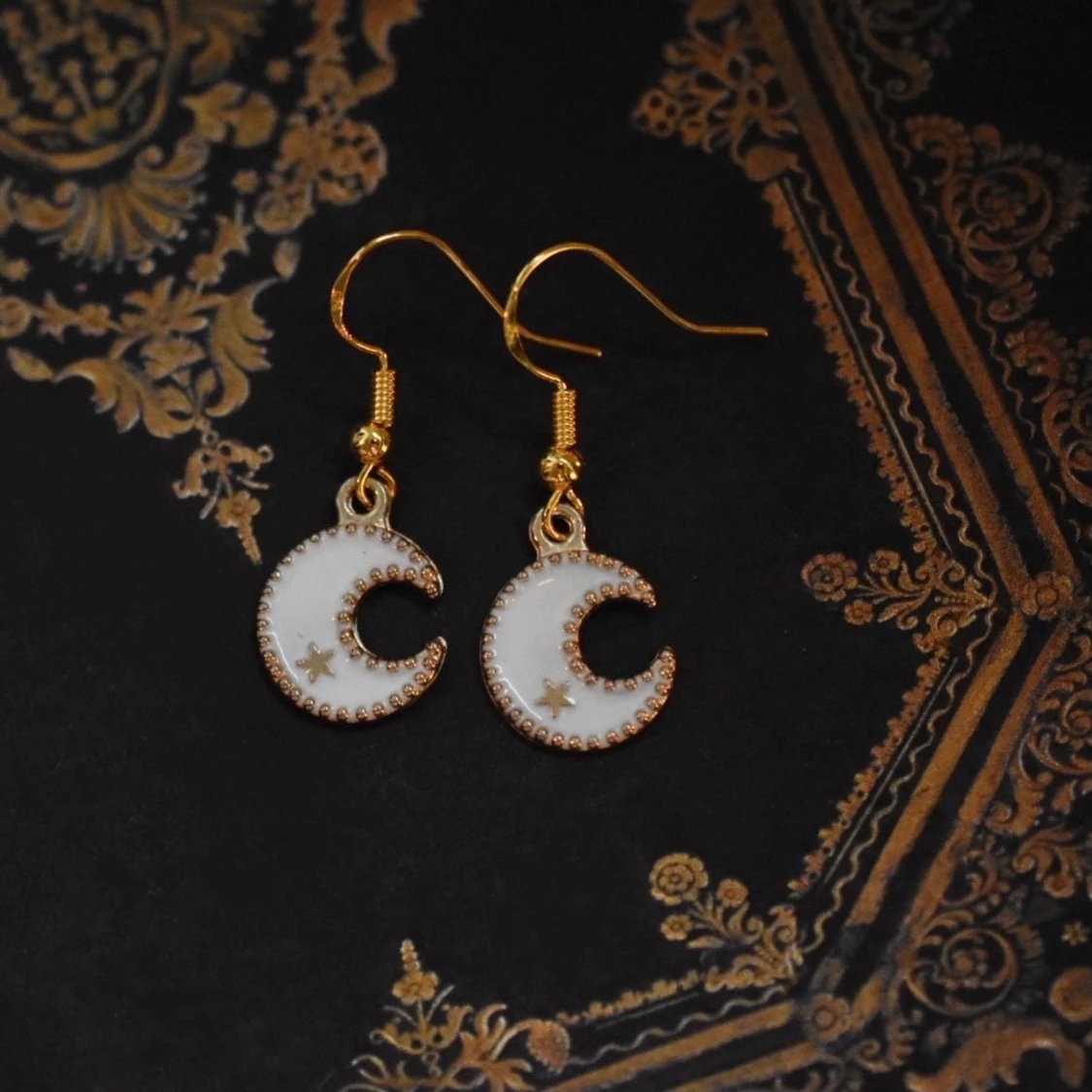 Örhängen med vita månar