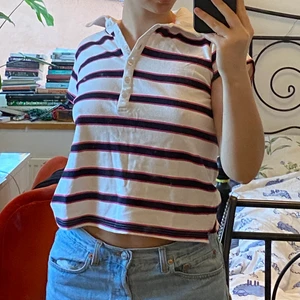 T-shirt  - Gullig T-shirt med svarta och rosa ränder ✨✨