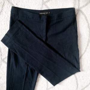 Fin byxor kostym byxor - Säljer kostym byxor från Stockholm LM i strl M med lite randigt mönster!