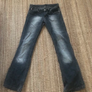 Lågmidjade jeans - As snygga lågmidjade jeans!! Säljer för att de är lite för små på mig. Jag är 174 och de passar perfekt i längd. 