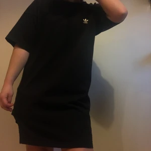 Adidasklänning  - Klänning från adidas i bra skick med coolt tryck bak! Först till kvarn🥰