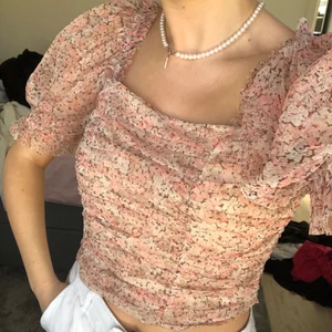 Sommartopp  - Säljer min fina blommiga blus från H&M! Storlek S💕