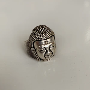 Ring - Säljer denna fina buddharing som köptes för några månader sedan men inte längre används! 