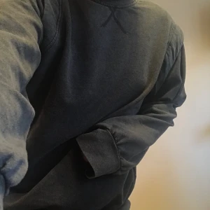 Trendig sweatshirt  - Mörkgrå sweatshirt i storlek 36 med trendig design vid axlarna, pris kan alltid diskuteras💞skriv till mig innan ni klickar på köp nu 