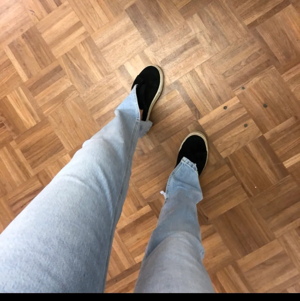 Säljer mina ginatricot X nicki studios jeans med slits då de inte kommer till användning. De är perfekt i längd på mig som är lite över 170cm. Fint skick💓 står ej för frakt! Budgivning avslutas söndag 7/3! Bud just nu:350 + frakt . Jeans & Byxor.