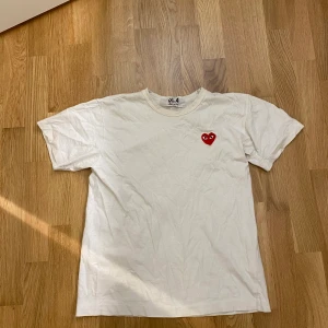 Comme des Garcons - Säljer denna CDG T-shirt. Den är liten i storleken så storlek M är som en S. Ordinare pris ca 900kr. Bud från 200kr. Jag står inte för fraktkostnad. Högsta bud 300kr, budgivning avslutas 4/3