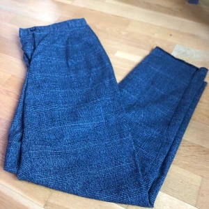 Kostym byxor  - Kostymbyxor från monki i storlek 38. Är lite för långa på mig som är 155 (vek upp). 2a och 3de bilden är mer realistisk i färgen!! Nypris: 299kr, pris: 99kr, du står för frakt!!🥰