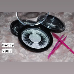 Fransar - Fantasybeauti är ett litet företag som säljer kvalitet fransar till ett billigt pris, 10% av pengarna från varje beställning går till Min Stora Dag🤩 Fransarna på bilden heter Betty och kostar 79kr st!!