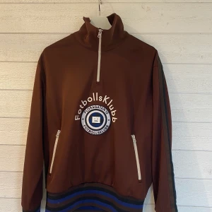 Acne Studios Zip Sweatshirt  - Skick 9/10, Väldigt sällsynt acne tröja från VM kollektionen 2018, Originalpris 3000:-, Mitt pris 1100:- fri frakt eller meetup i GBG