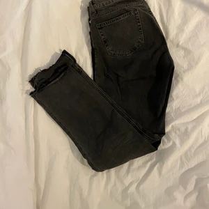 Raka långa jeans - Raka, långa jeans med slits från zara. Hur snygga som helst men tyvärr för stora, inte hög midja men inte låg heller. Storlek 40. Köparen betalar frakt