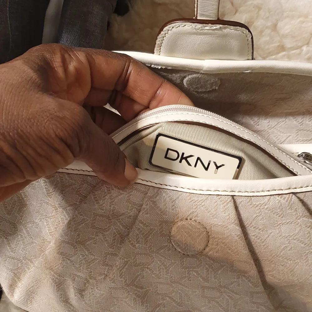 En åkt DKNY väska som är treding nu I mycket bra skick och passar till allt. Finns fler bilder . Väskor.