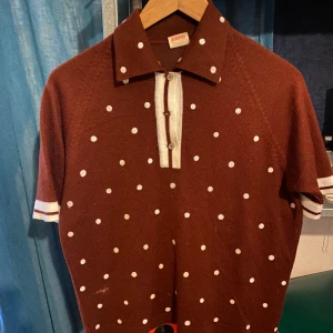 Retro tröja  - Den har ett litet märke på sig som man ser i vänstra hörnet lägst ner men annars är den fel fri. 