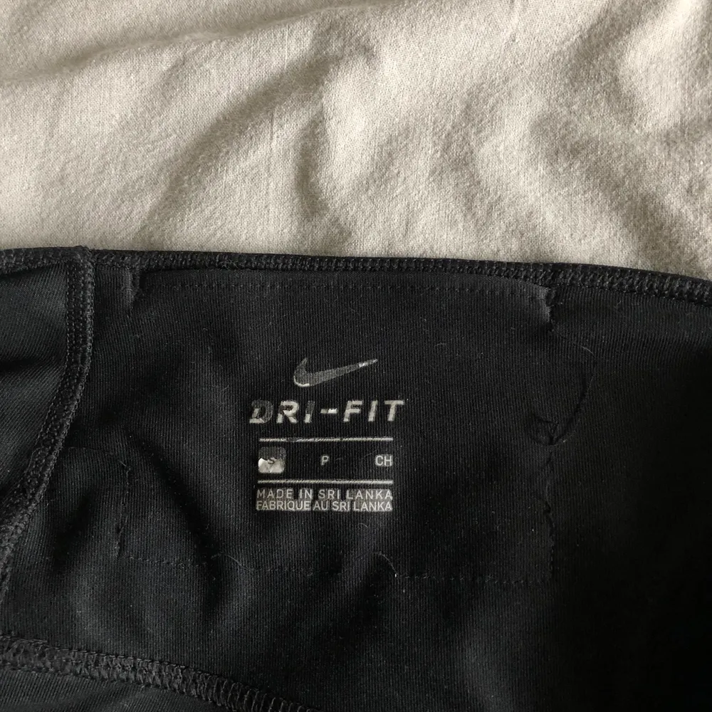 Jättefina tights från Nike i storlek S med hög midja. Bra skick men använda. Nypris: 599kr. Frakt 48kr. 💗 . Jeans & Byxor.