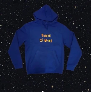 Hov1 merch - Säljer denna blå Hov1 merchen som de står ”Vindar på mars” på.                                                                                   Köpte den för 600kr, Säljer den för 100 kr + frakt.